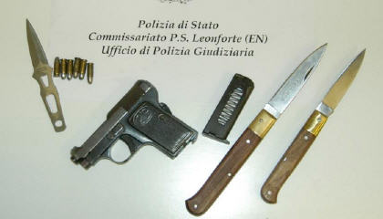 Leonforte, nascondeva una pistola, due coltelli e un pugnale nell'auto: arrestato dalla Polizia