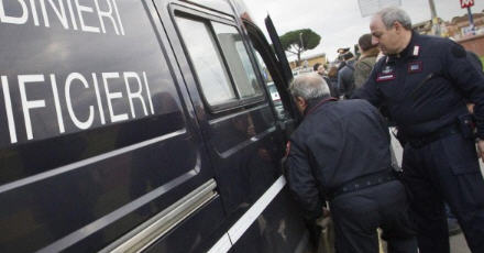 Esplode bomba rudimentale di fronte alla stazione dei carabinieri di San Giovanni