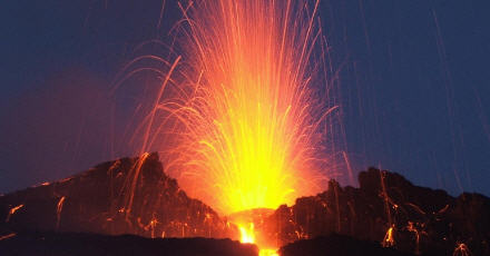 Etna: improvvisa esplosione da cratere, dieci feriti. Provocata da contatto lava-neve