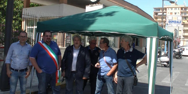 Sit in del sindaco di Gela contro il depotenziamento dell'ospedale Vittorio Emanuele