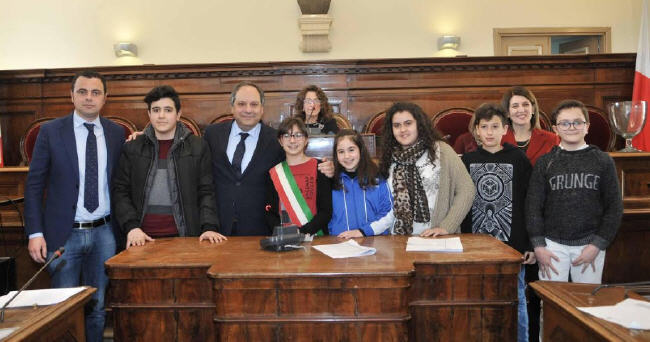 Consiglio comunale dei ragazzi:  Maria Chiara La Paglia, 12 anni, il baby sindaco di Caltagirone