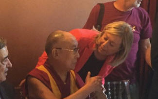 L'On Luisa Lantieri consegna l'Olio della Pace al Dalai Lama