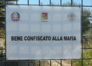 Piazza Armerina, casa confiscata alla mafia : il sindaco Miroddi scrglie il muro contro muro