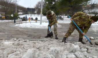 Emergenza neve a Troina : l'esercito invia 3 mezzi e 10 uomini