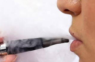 Le sigarette elettroniche 'potrebbero essere ''nocive per denti e gengive''