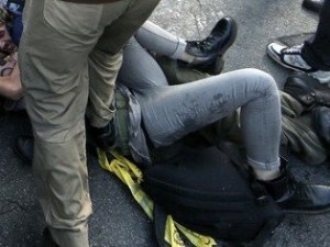 L'agente che ha calpestato la manifestante a Roma si difende: Credevo fosse uno zaino