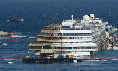 Costa Concordia lascia l'Isola del Giglio