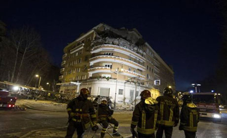 Crollano tre piani di un palazzo a Roma: strage sfiorata