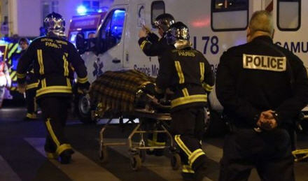 Attentato terroristico a Parigi: 158 morti, 3 esplosioni. Kamikaze urlano Allah  grande