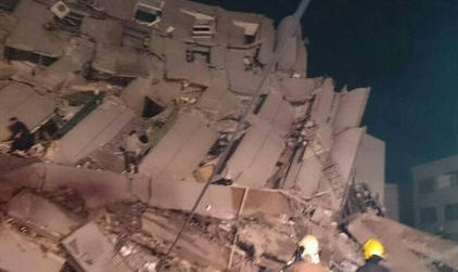 Taiwan, violento terremoto: crollano due palazzi di 17 piani abitati da 60 famiglie