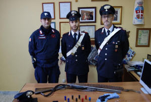 Valguarnera: i Carabinieri trovano armi e munizioni. Arrestato un trentaseienne