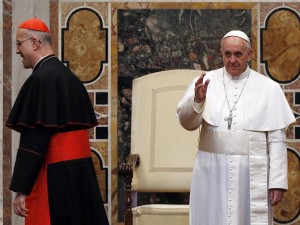 Il cardinal Bertone in una reggia di 700 mq, Papa Francesco in una casa 10 volte pi piccola